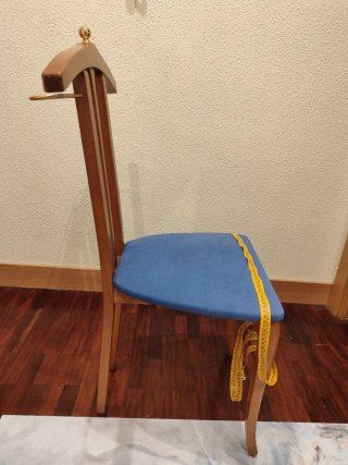 Silla galán de madera y tela azul
