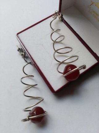 Pendientes largos espiral con piedra roja