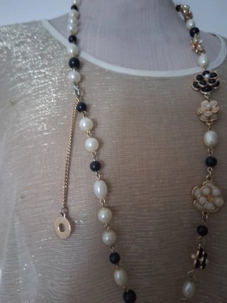 Collana lunga con fiorie perle, attualissima,