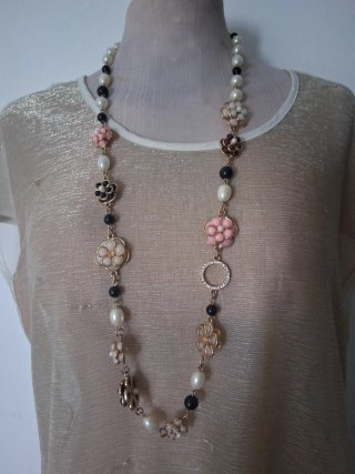 Collana lunga con fiorie perle, attualissima,