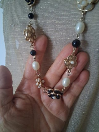 Collana lunga con fiorie perle, attualissima,