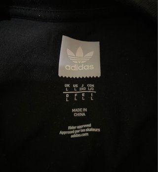 Camiseta Adidas Negra con Rayas Blancas