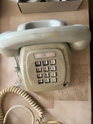 Teléfono 1 GONDOLA rojo y 4 Heraldo gris y crema