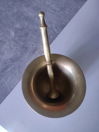 Antiguo mortero bronce cabezas león