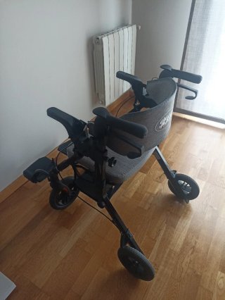 Andador vocic con asiento y reposapiés