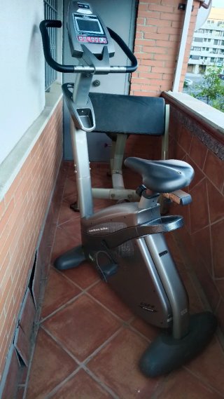 Caminadora, bici estática y banco de press