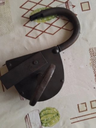 Antiguo candado de hierro con llave