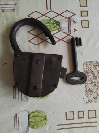 Antiguo candado de hierro con llave