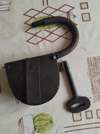 Antiguo candado de hierro con llave