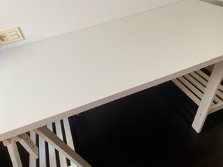 Mesa de estudio blanca de madera