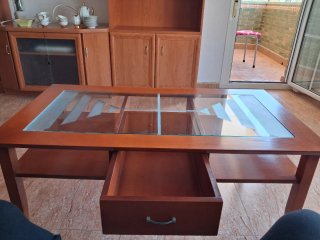 Mueble de comedor de madera y cristal