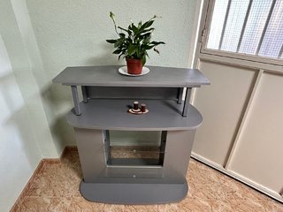 Mesa auxiliar moderna gris con repisas