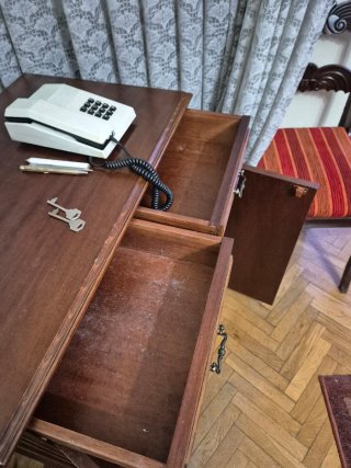Cómoda de madera con cajones y puertas