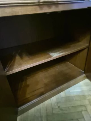 Cómoda de madera con cajones y puertas