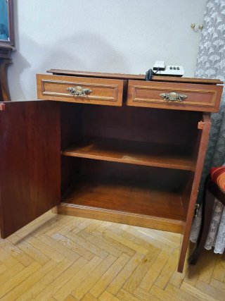 Cómoda de madera con cajones y puertas