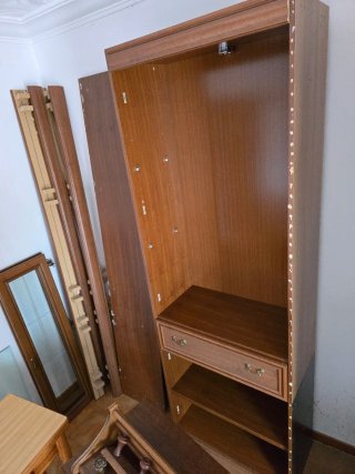 Mueble de salón con vitrina y luces. GRATIS