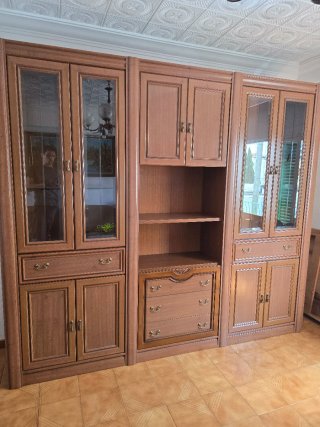 Mueble de salón con vitrina y luces. GRATIS