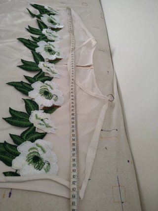 Vestido blanco con flores blancas y ojos verdes