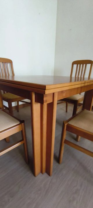 Mesa de comedor y 4 sillas madera