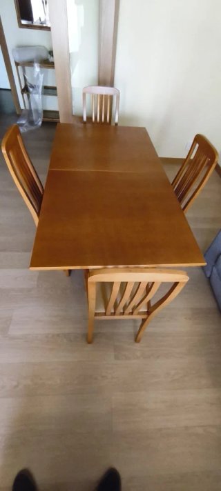 Mesa de comedor y 4 sillas madera