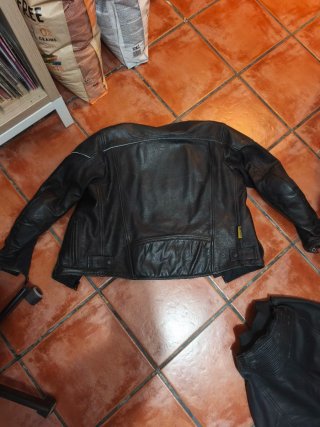 Mono de moto de cuero negro