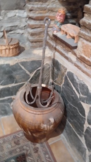 Ancla de hierro y tinaja de barro