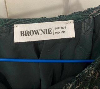 Blusa volantes verde Brownie.Usada una vez