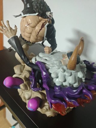 Figura Kuma vs Saint Saturn - One Piece