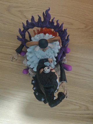 Figura Kuma vs Saint Saturn - One Piece
