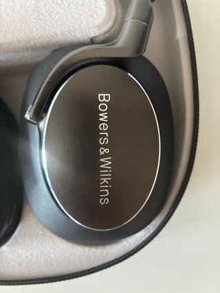 Bowers & Wilkins PX8 Negros y Plateados