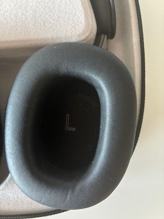 Bowers & Wilkins PX8 Negros y Plateados