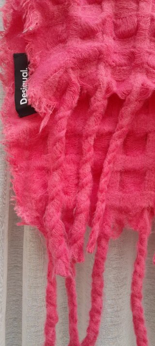 Bufanda rosa Desigual con flecos