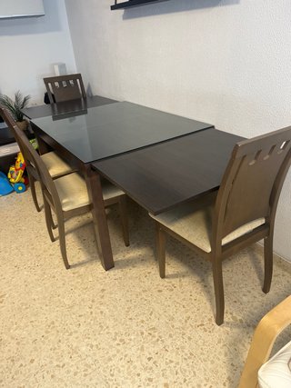 Mesa comedor extensible + 4 sillas.
