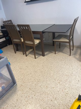 Mesa comedor extensible + 4 sillas.