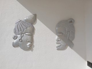 Decoración pared cara metal plateada