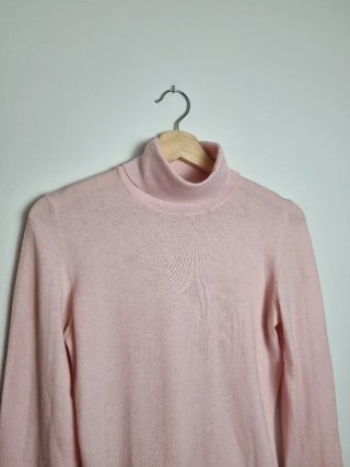 Jersey cuello alto rosa pastel para mujer