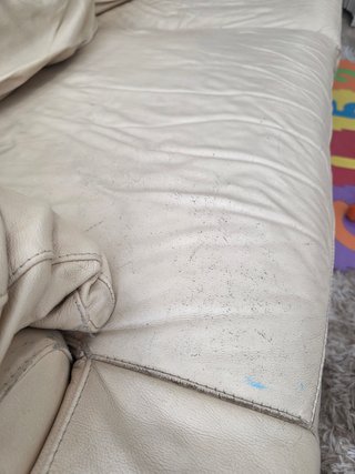 Sofá de piel beige