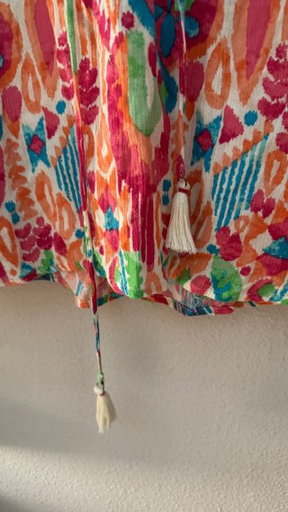 Blusa sin mangas con estampado vibrante