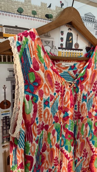 Blusa sin mangas con estampado vibrante