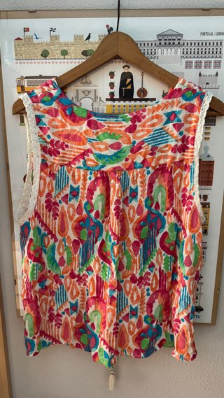 Blusa sin mangas con estampado vibrante