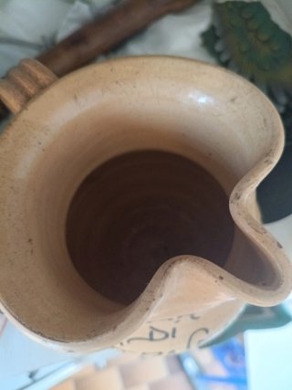 Brocca artigianale con fiori dipinti