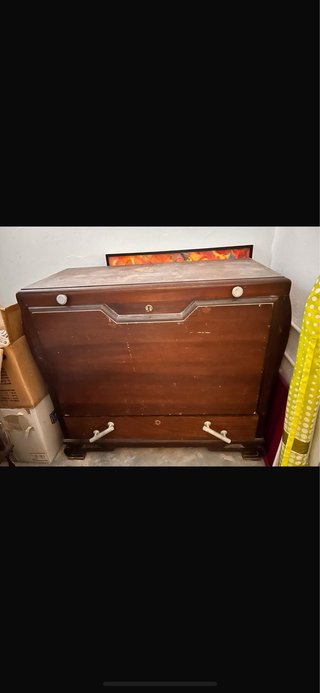 Baúl de madera marrón