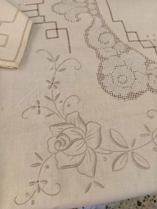 Tovaglia vintage in lino ricamata