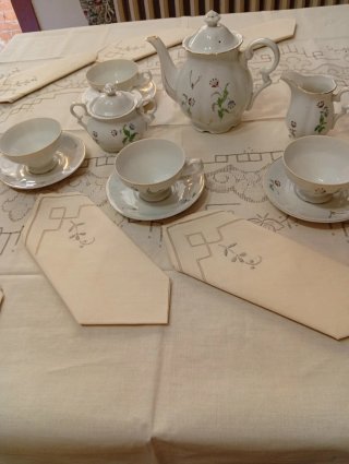 Tovaglia vintage in lino ricamata