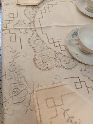 Tovaglia vintage in lino ricamata