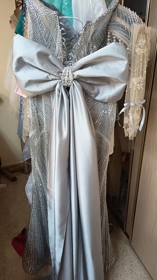 Vestido de fiesta pedrería plateado mas complemmás