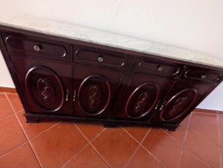Cómoda clásica de madera y mármol.