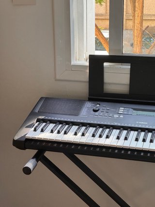 Teclado Yamaha con soporte negro
