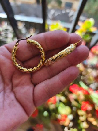 Pendientes aro dorados con diseño trenzado