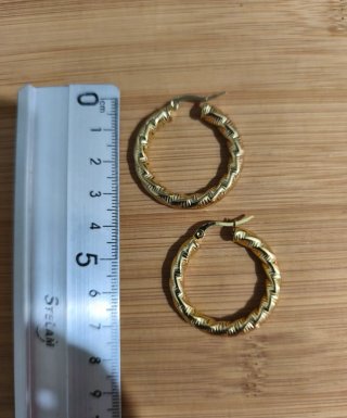 Pendientes aro dorados con diseño trenzado